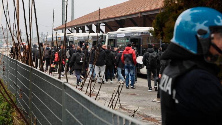 Iniziata dalla Stazione l’invasione dei tifosi del Bari per la partita contro il Cesena