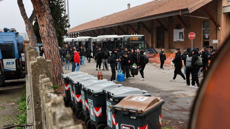 Iniziata dalla Stazione l’invasione dei tifosi del Bari per la partita contro il Cesena