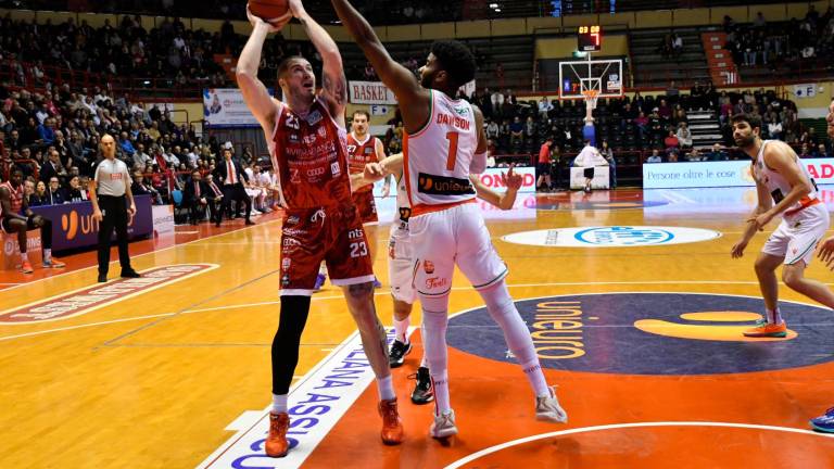 Justin Johnson contro Shawn Dawson nel derby di Forlì foto fabio blaco