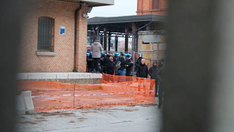 Iniziata dalla Stazione l’invasione dei tifosi del Bari per la partita contro il Cesena