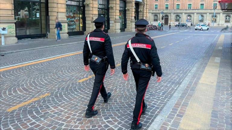 “Ridatemi subito i soldi e l’hashish”: aggredisce i Carabinieri, 26enne residente a Imola arrestato a Bologna