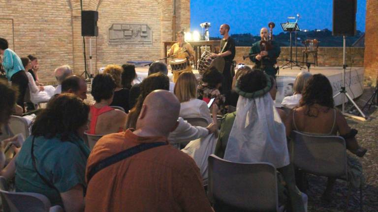 Longiano, il medioevo rivive tra corteo storico, conferenza dei dotti e gara con l‘arco