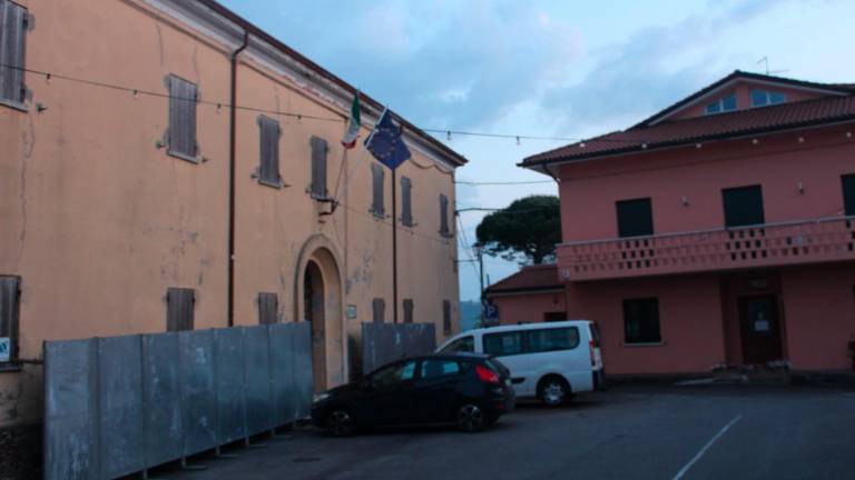 L’ex municipio da abbattere e la palazzina rosa dove ora il Comune è in affitto