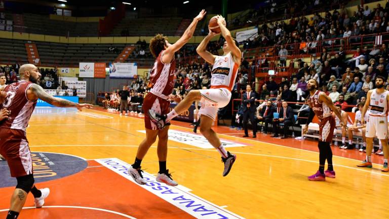 Un tiro del capitano Daniele Cinciarini in equilibrio precario (foto Fabio Blaco)