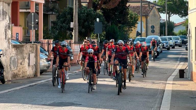 Gli amici del gruppo ciclistico al funerale