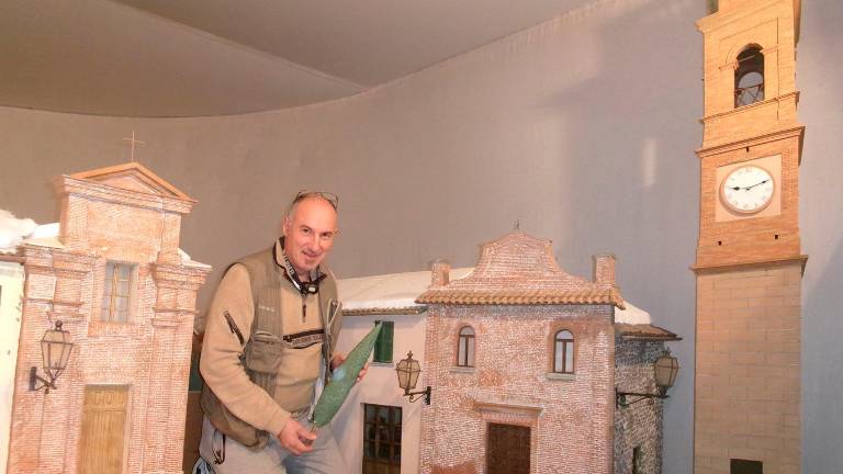 Marco Fantini al lavoro sul presepe ambientato a Sogliano