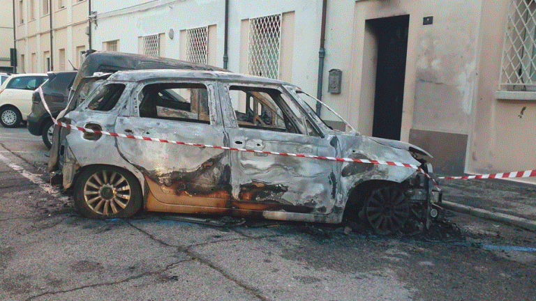 Auto distrutte dal fuoco durante l’ultimo raid