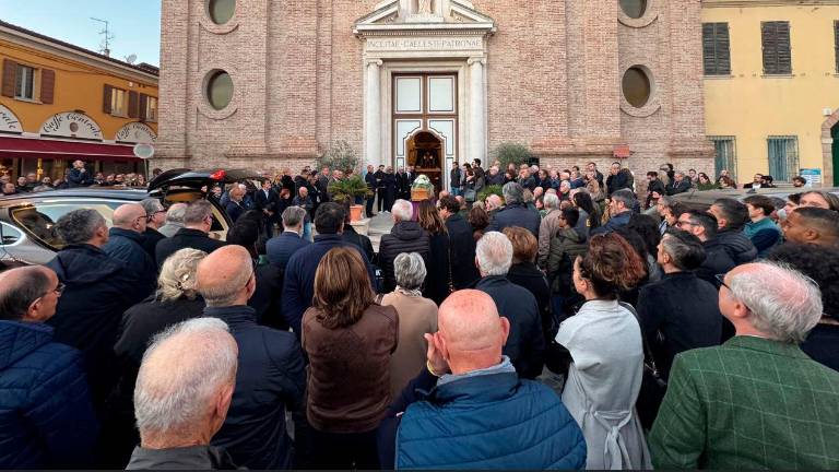 Il cordoglio all’esterno della chiesa