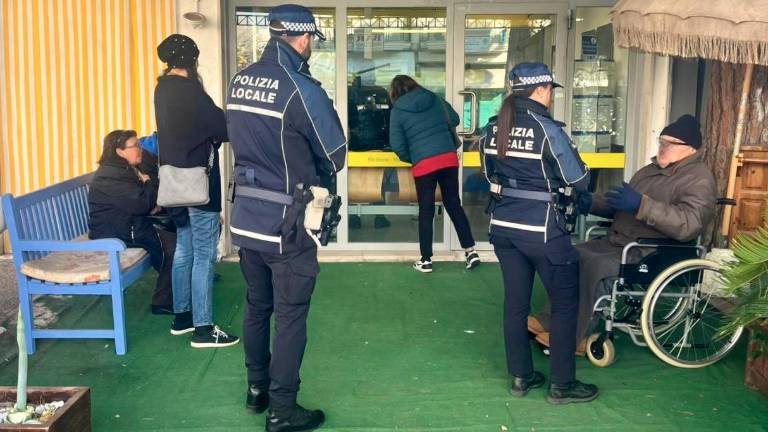 “Queste sono per voi”: alle Poste un’anziana regala caramelle agli agenti di Polizia che la scortano a ritirare la pensione