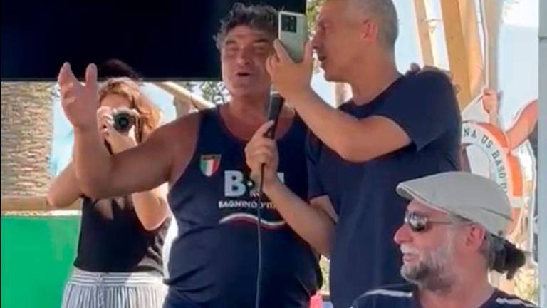 Gabriele Pagliarani e il sindaco Jamil Sadegholvaad in versione cantanti