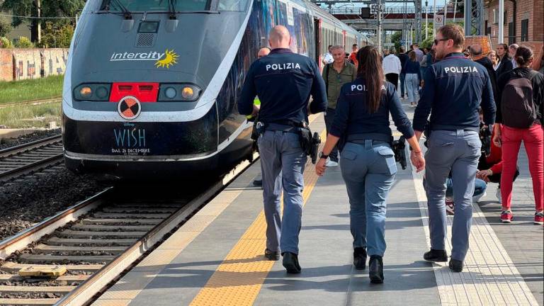 Il treno bloccato dal suicidio e l’intervento sul posto della polizia