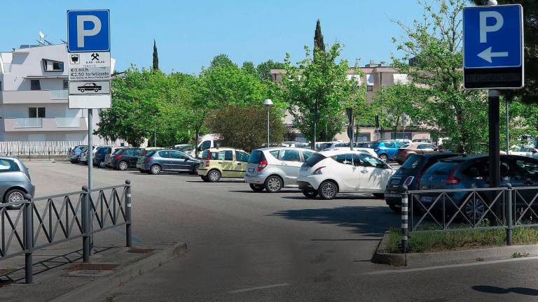 Il parcheggio Scarpetti; in alto l’assessore Yuri Magrini; sotto il presidente di Confesercenti Fabrizio Vagnini