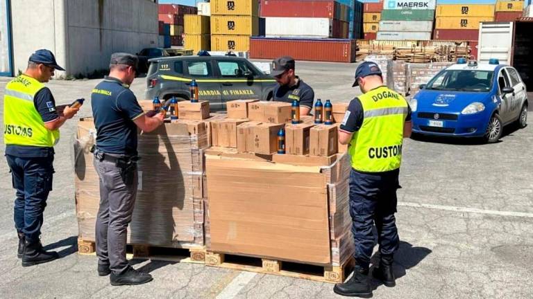 Ravenna, sequestrato un container con quasi 2.000 cosmetici cancerogeni