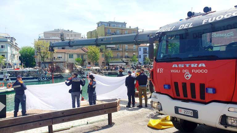 Rimini. Si getta nelle acque del porto canale con l’auto e muore. Il pescatore: “Così ho provato a salvarlo” VIDEO