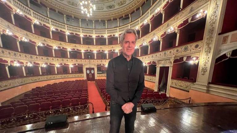 Claudio Baglioni sul palco di un teatro