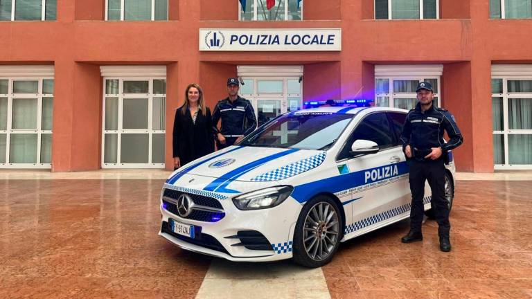 Riccione, guida sotto l’effetto di stupefacenti: la Mercedes sequestrata diventa un’auto della Polizia