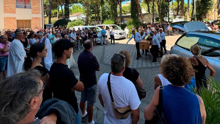 Gatteo, tanta commozione e piazzale pieno per l’addio a Claudio “Baio” Baiocchi