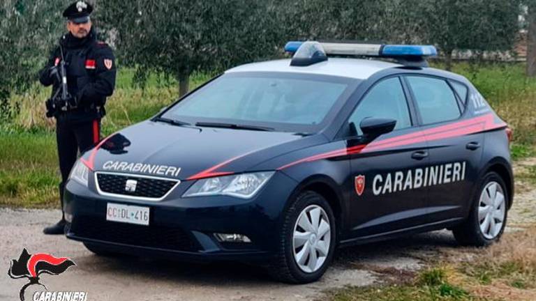 Cesenatico, torna nonostante l’espulsione, viene sorpreso con un coltello in un parcheggio e mostra il passaporto di un parente: arrestato dai Carabinieri