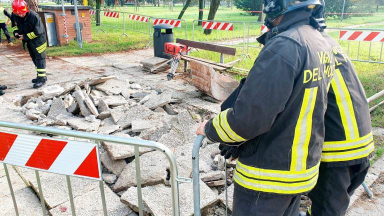 Rimini, si rompe la conduttura e il gas metano esce come un geyser al parco: chiuse le utenze del circondario VIDEO GALLERY