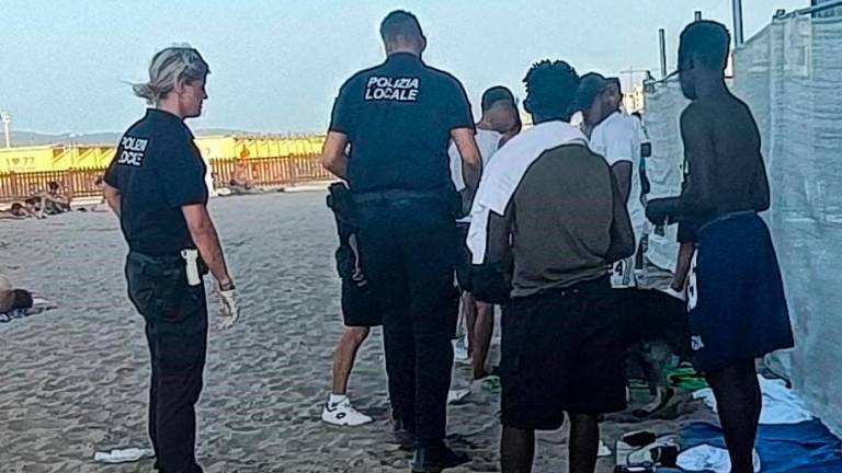 Riccione, in 20 campeggiano con le tende sulla spiaggia libera: la Polizia li sgombera