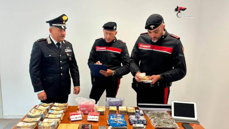 Cesena, oltre 5 chili di hashish in frigorifero incartata come le celebri barrette di cioccolato: due arresti