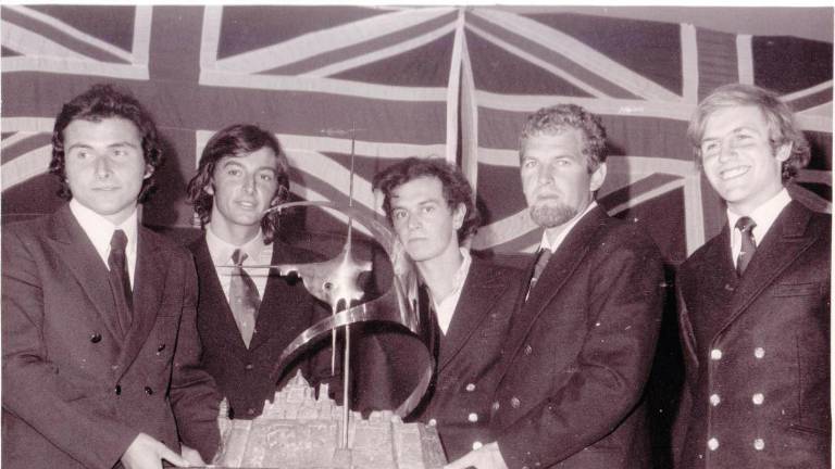 Cino Ricci (con la barba sotto il mento) premiato insieme al suo equipaggio alla Middle Sea Race del 1971 a Malta