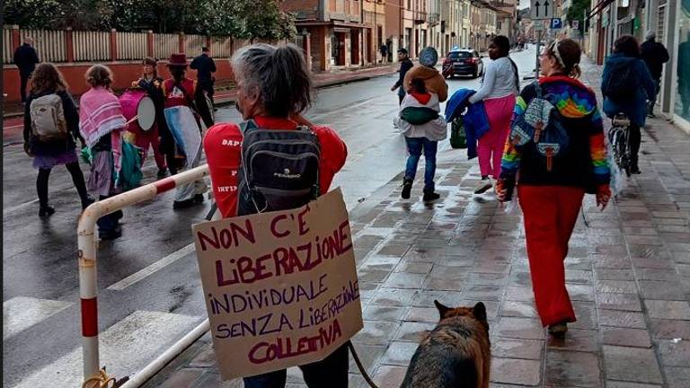 Cesena, in 130 al corteo transfemminista tra balli e slogan in difesa di tutte le minoranze