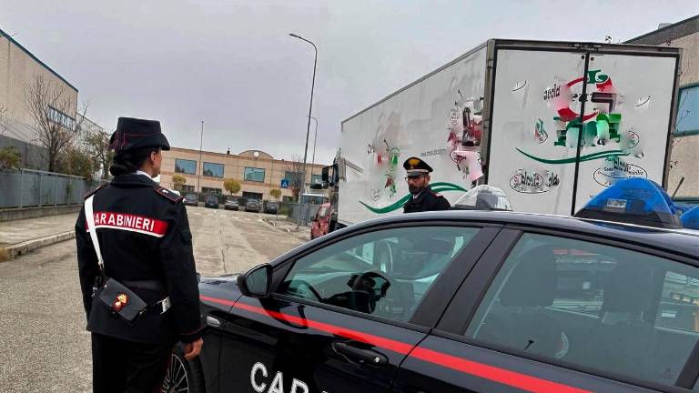 Cesenatico, si avvicina a un camion e ruba 200 litri di gasolio: 45enne denunciato