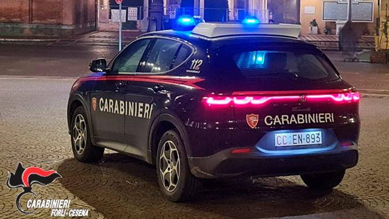 Forlì, aggredisce i Carabinieri e prende a calci la gazzella: 20enne arrestato