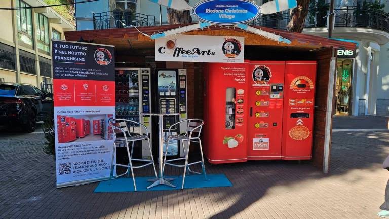 Riccione, le polemiche per il robot pizzaiolo in viale Ceccarini: “Ma non toglie il lavoro a nessuno”