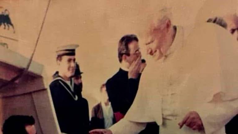 Il marinaio Enzo Mussoni con Papa Wojtyla