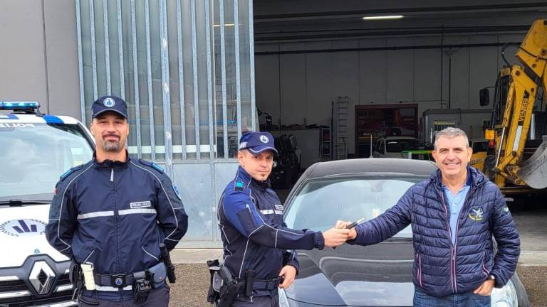 Il legittimo proprietario ringrazia la polizia locale che ha ritrovato l’auto