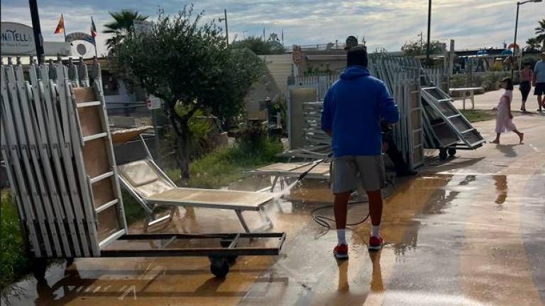 Rimini. La stagione non è ancora finita ma «metà dei bagnini ha smontato»