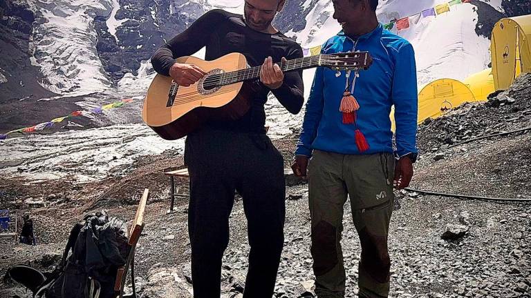 Davide con lo sherpa Pasang tengono alto il morale della spedizione in quota