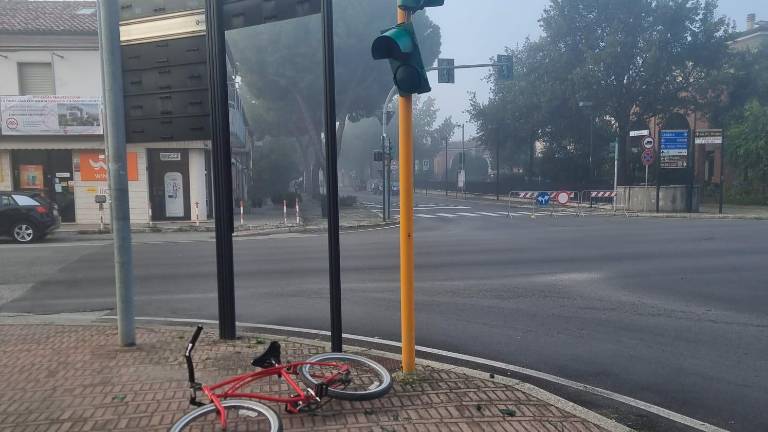 Rimini. Attraversa la via Emilia e gli cade un semaforo addosso: ferito un 57enne