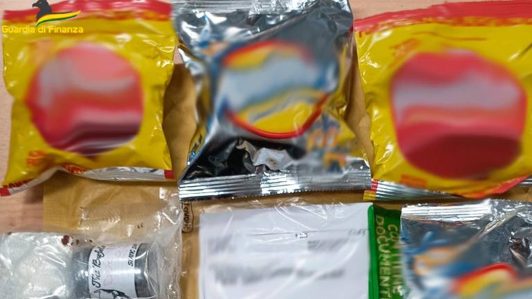 Rimini, si rompe un pacco di snack al formaggio e spunta la droga: i finanzieri indagano e ne trovano più di 15 chili