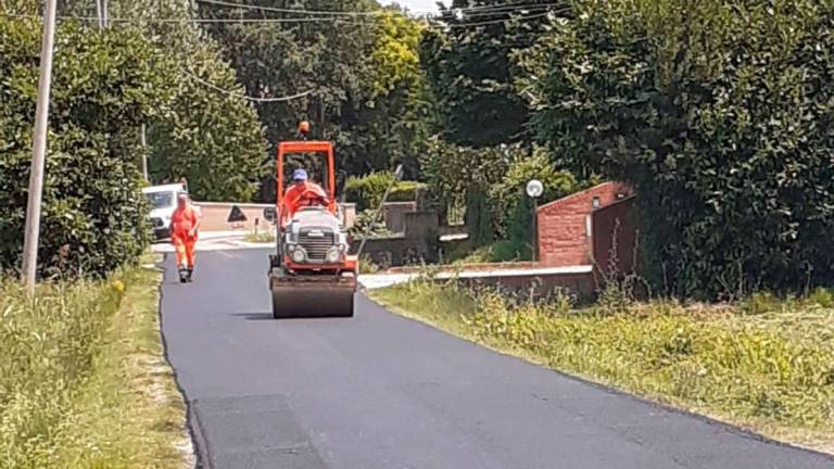 Bertinoro, prendono il via i lavori di asfaltatura di via Montazzo - foto