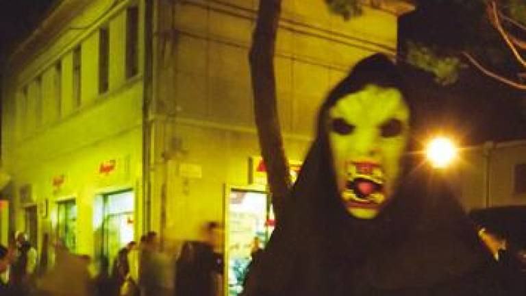 Follia per “festeggiare” Halloween, esplodono bottiglie con acido muriatico