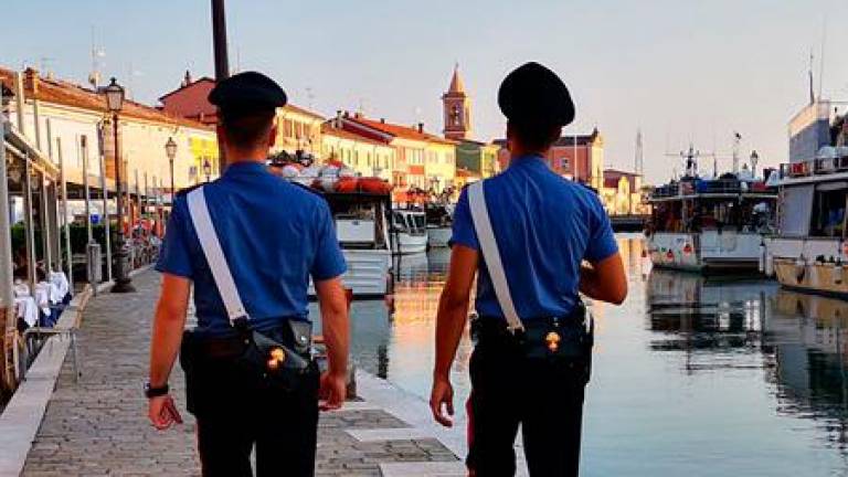 Cesenatico, la badante di famiglia sente un odore “particolare”, 50enne denunciato per produzione di marijuana