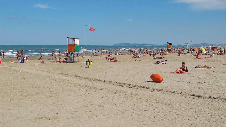 L’uomo ha sparato due colpi tra numerosi presenti nella spiaggia libera di Miramare