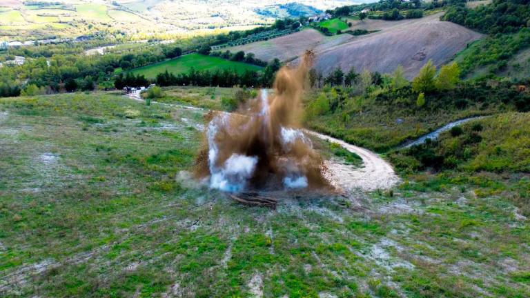 Sopra, il brillamento dell’ordigno e le operazioni propedeutiche dell’esercito. Sotto, il coordinamento preliminare a Santa Giustina, evacuazioni dei residenti e rimozione della bomba