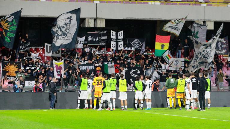 I giocatori del Cesena al termine della partita di Salerno sotto la curva dei tifosi bianconeri (foto Luigi Rega)