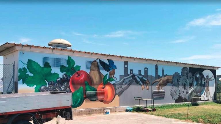 Forlì. Dalla frutta alle rinnovabili, “Tutto è energia” nel murale di Daniele Tamburro FOTO