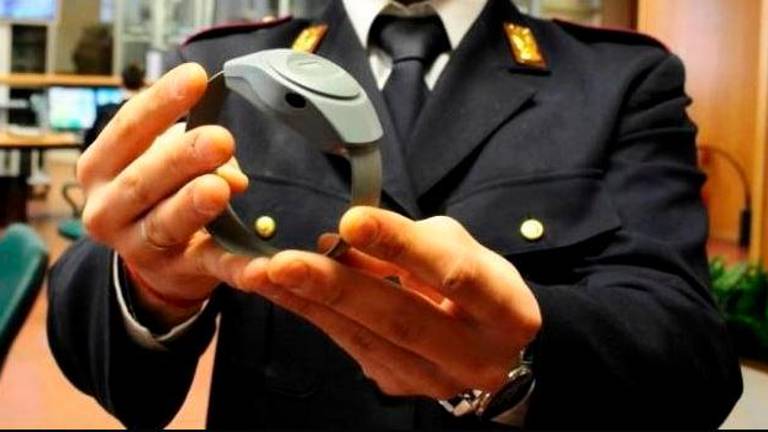 Col braccialetto elettronico troppo vicino alla ex: arrestato dalla polizia di Cesena