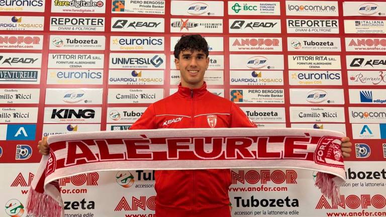 Il difensore Federico Motti posa sorridente con la sciarpa del Forlì (foto FC FORLI’)