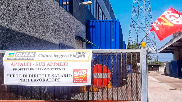 Lo striscione del Sindacato Generale di Base contro Cofari