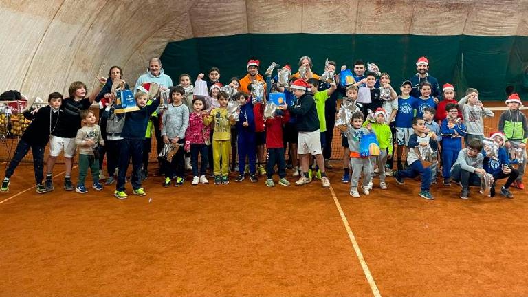 Una foto di gruppo nel periodo natalizio degli allievi del Misano Sporting Club assieme agli istruttori