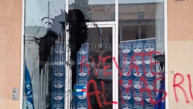 Faenza, vandalizzata la sede di Fratelli d’Italia: “Non ci faremo intimidire”