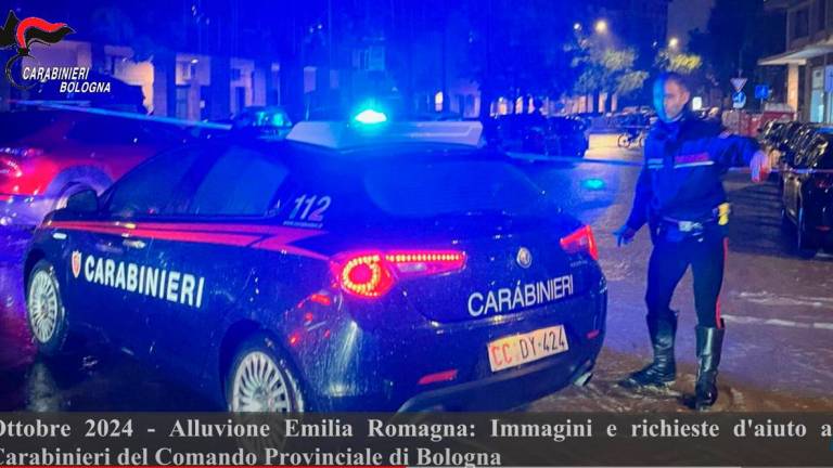 “Aiuto, sono in macchina e l’acqua arriva al finestrino”: le telefonate ai Carabinieri di Bologna VIDEO