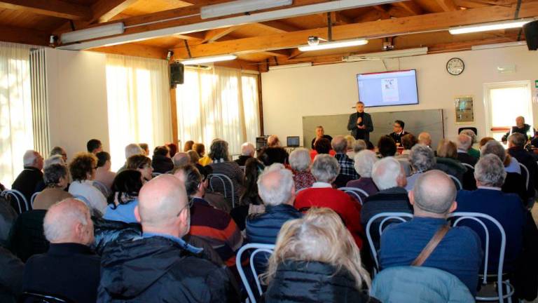 Il centro sociale pieno di gente per l’incontro